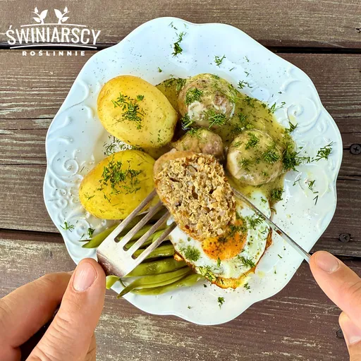 Wegetariańskie klopsiki w sosie koperkowym z ziemniakami i fasolką