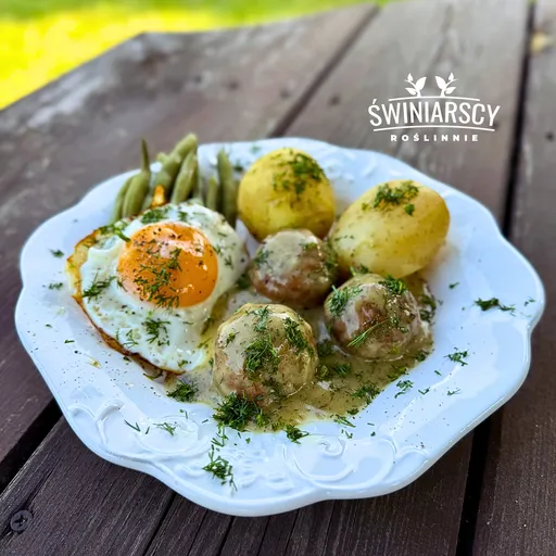 Wegetariańskie klopsiki w sosie koperkowym na drewnianym stole na tarasie