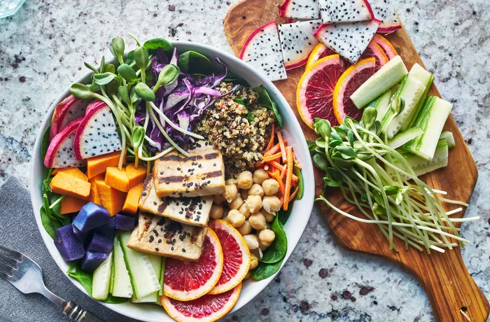 Kolorowy buddha bowl z tofu, warzywami, owocami i kiełkami