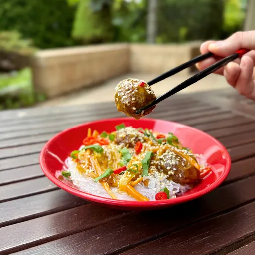 Azjatyckie klopsiki w sosie curry z makaronem i sezamem