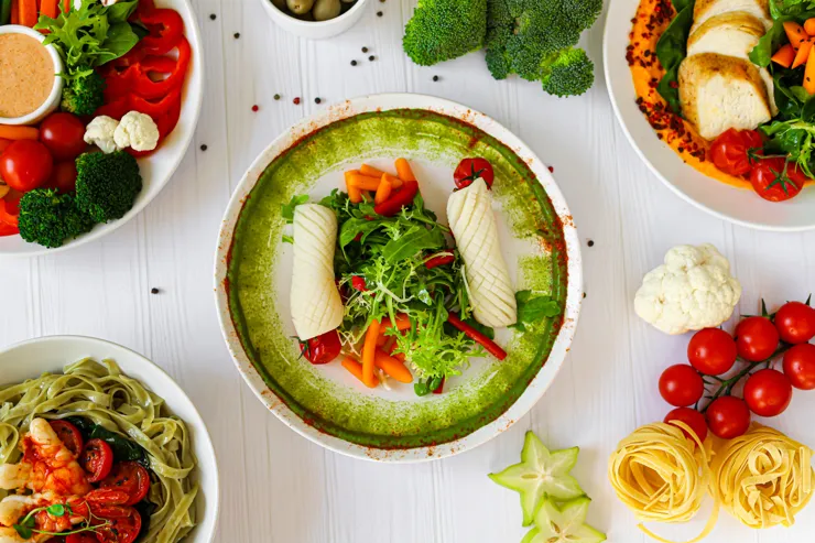 Kolorowa sałatka z owocami morza