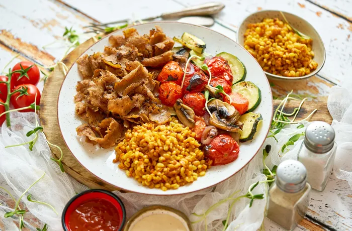 Wegański talerz z warzywami, kaszą i pieczonymi pomidorkami koktajlowymi