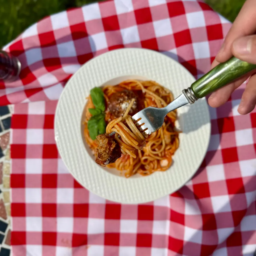 Zbliżenie na klopsika wegańskiego i spaghetti na widelcu