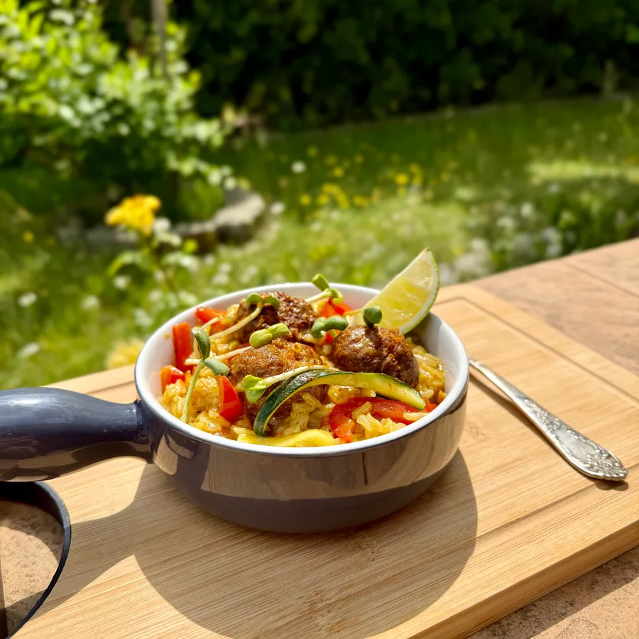 Klopsiki z ryzem i warzywami w miseczce