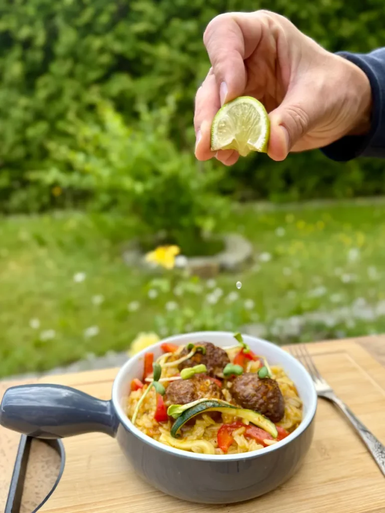 Zblizenie na klopsiki z limonka i kielkami
