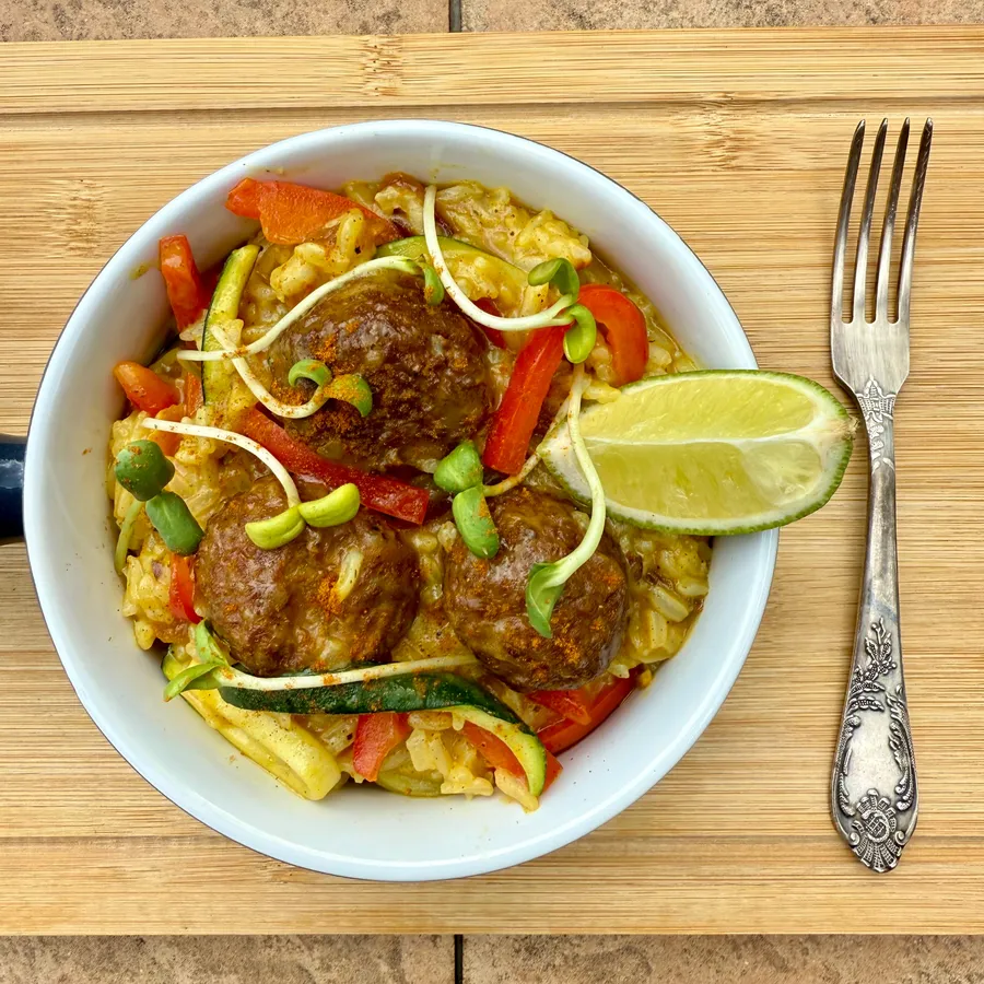 Wegańskie klopsiki curry z warzywami i ryżem