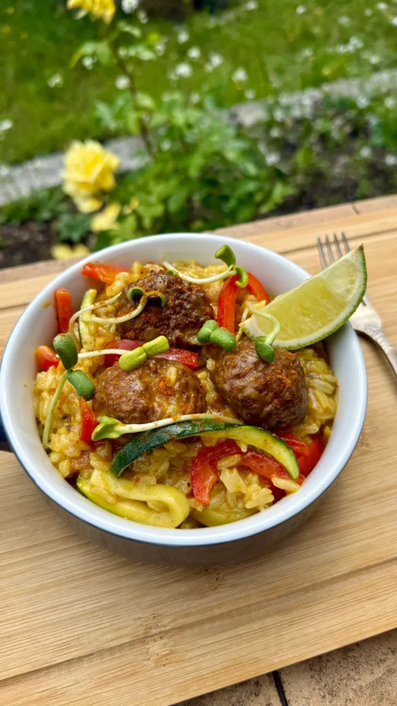 Orientalne danie z klopsikami, cukinia i papryka