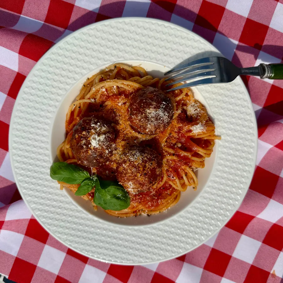 Spaghetti z klopsikami i bazylią na talerzu