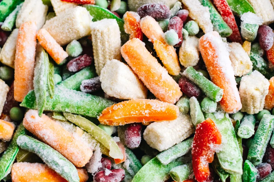 Zbliżenie na kolorową mieszankę mrożonych warzyw