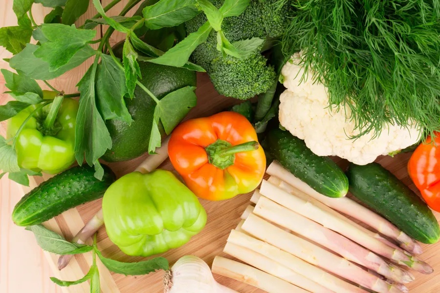 Świeże warzywa na drewnianym blacie