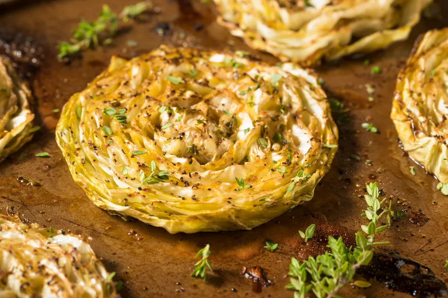 stek z kapusty stożkowej z palonym masłem i orzechami