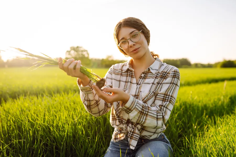 z pola na talerz - Kobieta rolniczka w polu