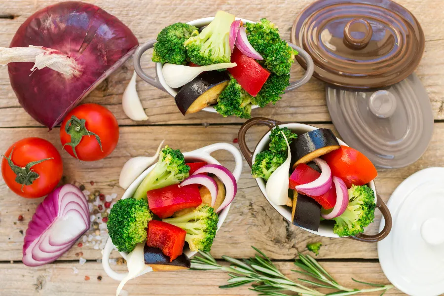 Zdrowe, roślinne produkty na stole