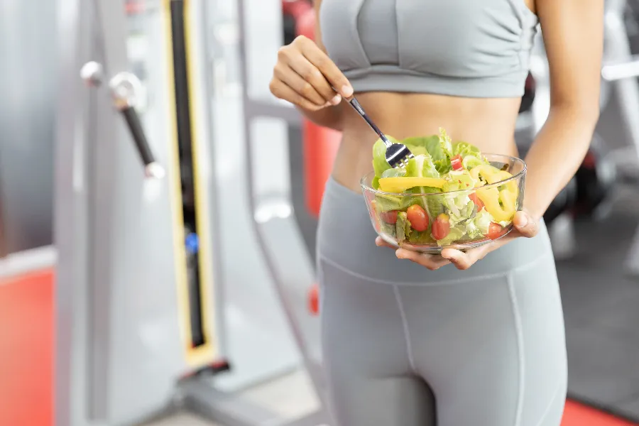 Roślinny posiłek po treningu – co jeść, by wspierać regenerację?