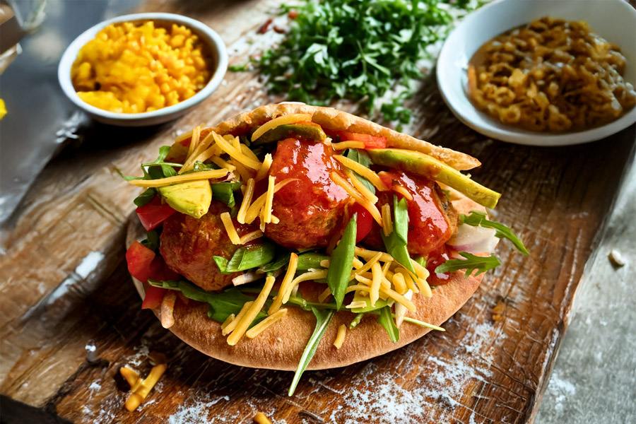 Pita z roślinnymi klopsikami meksykańskimi – szybki i sycący street food