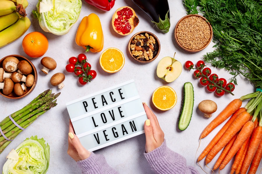 kobieta na diecie wegańskiej - świadome odżywianie roślinne każdego dnia