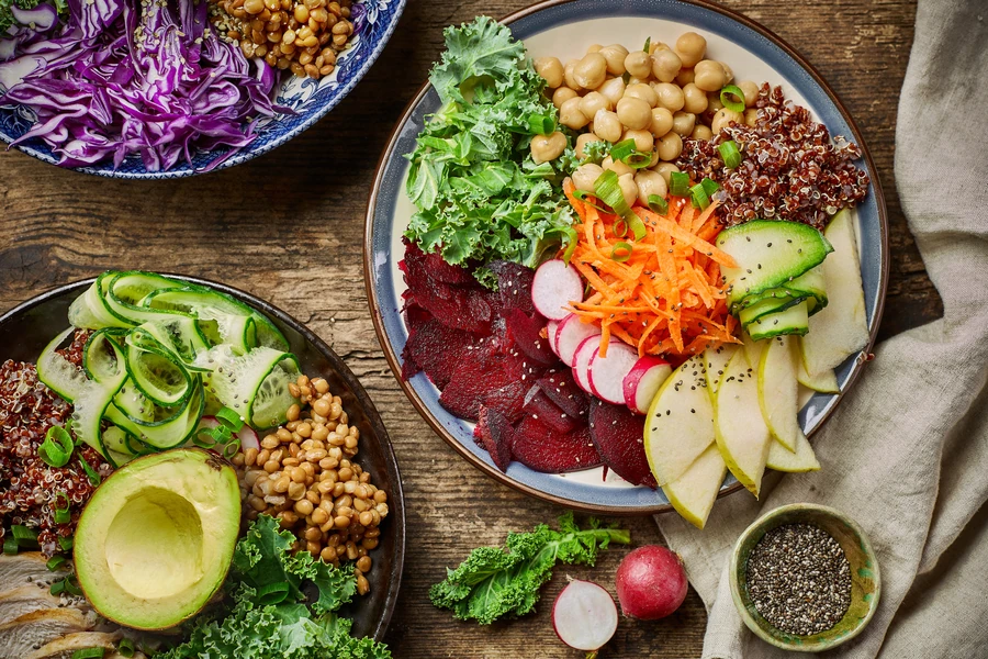 kolorowa miska śniadaniowa - źródło białka dla dziecka niejadka na diecie roślinnej