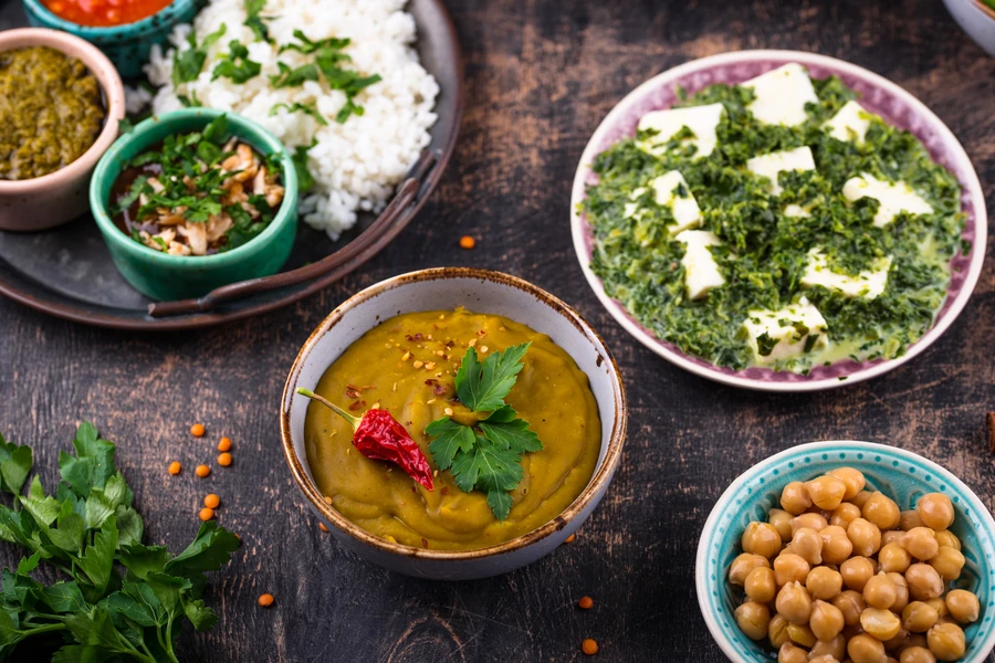 tradycyjne indyjskie dania roślinne - obiad i kolacja na diecie wegańskiej