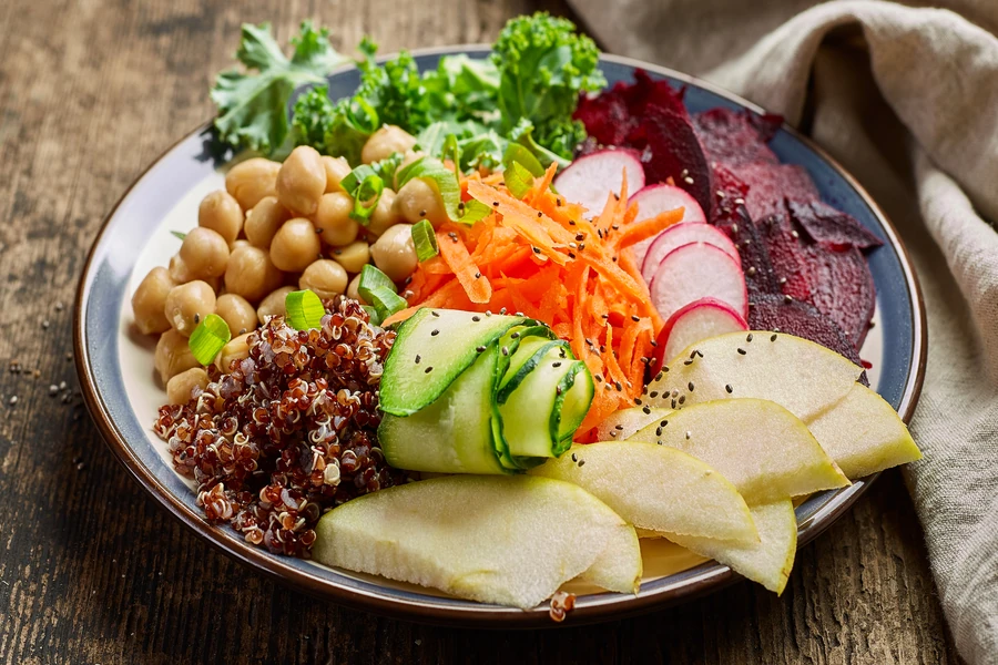 wegański talerz śniadaniowy dla dzieci na diecie roślinnej