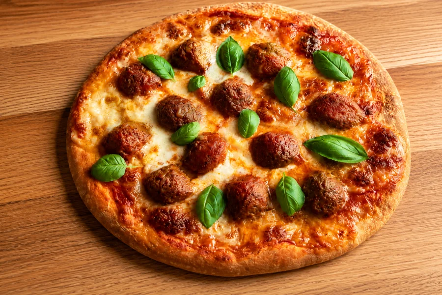 pizza z roślinnymi klopsikami
