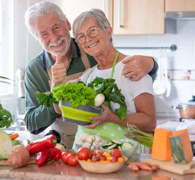 atrakcyjna-usmiechnieta-para-seniorow-przygotowujaca-warzywa-2026-01-05-23-27-38-utc_900x600