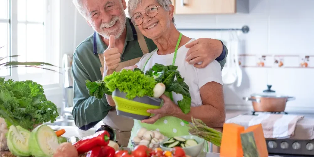 atrakcyjna-usmiechnieta-para-seniorow-przygotowujaca-warzywa-2026-01-05-23-27-38-utc_900x600