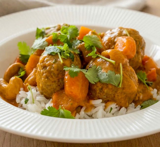 Roślinne klopsiki curry z mleczkiem kokosowym