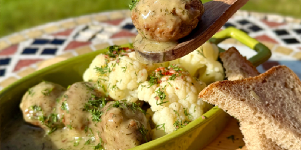 Klopsiki z kalafiorem w sosie koperkowym