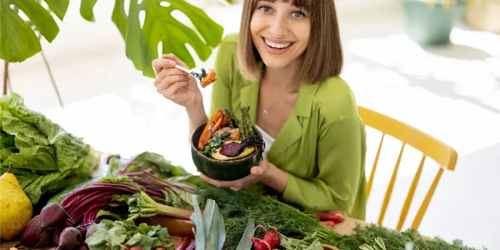 kobieta-ze-swiezym-zdrowym-jedzeniem-w-pomieszczeniu_900x600