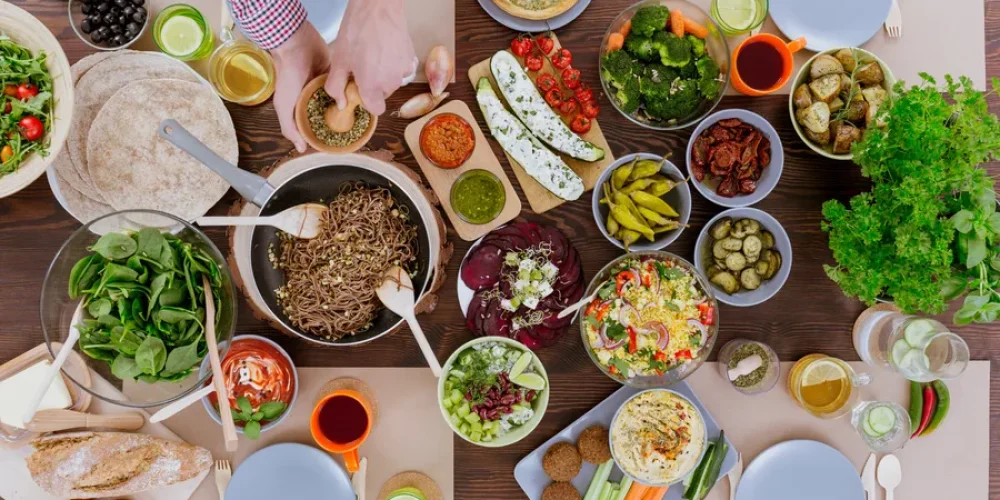 Kolorowy stół z wegetariańskim jedzeniem