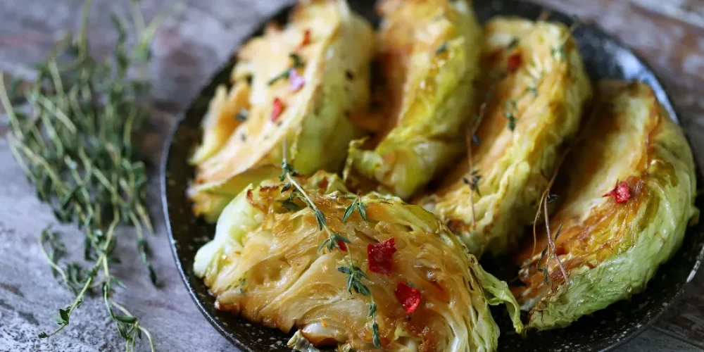 krojona-kapusta-pieczona-z-ziolami-i-przyprawami-weganska-2025-10-14-16-56-46-utc_900x600