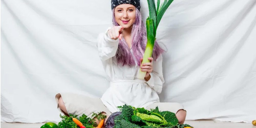 piekna-kaukaska-weganka-z-warzywami_900x600