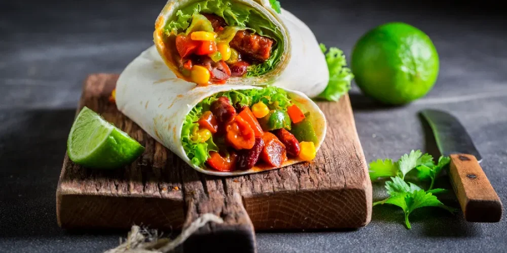 pikantne-burrito-z-sosem-pomidorowym-warzywami-i-mna_900x600