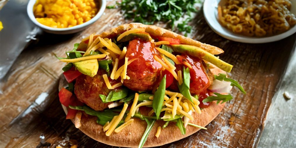 Pita z roślinnymi klopsikami meksykańskimi