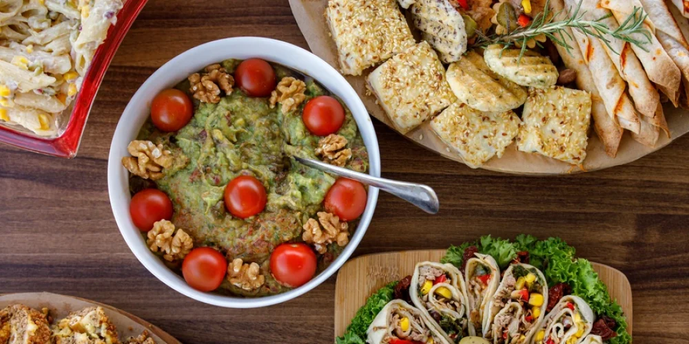 różnorodne dania roślinne na drewnianym stole - idealny dzień jedzenia na diecie roślinnej