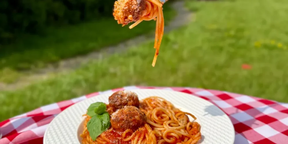 spaghetti-widelcem-nad-talerzem