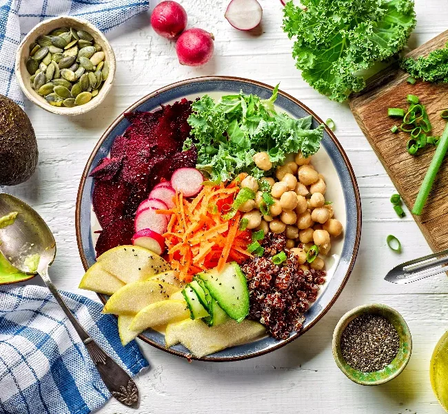 talerz-sniadaniowy-z-warzywami_900x600