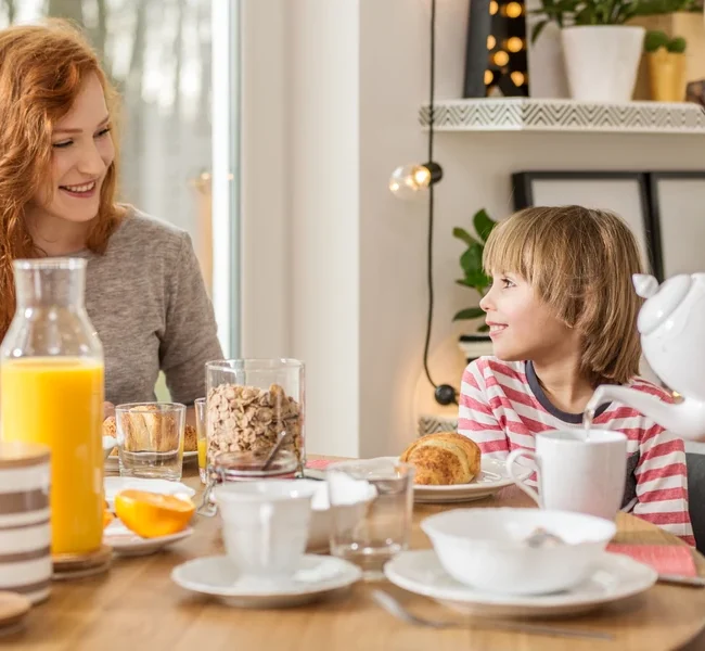 uśmiechnięta mama z synem przy roślinnym lunchboxie dla dzieci