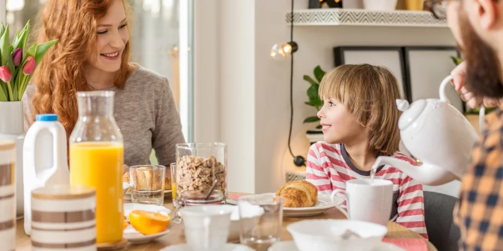 uśmiechnięta mama z synem przy roślinnym lunchboxie dla dzieci