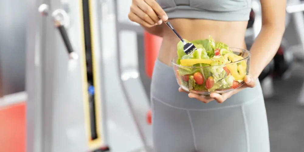 zblizenie-mloda-kobieta-szczuple-cialo-jedzaca-warzywa-g-2026-01-11-10-00-07-utc_900x600