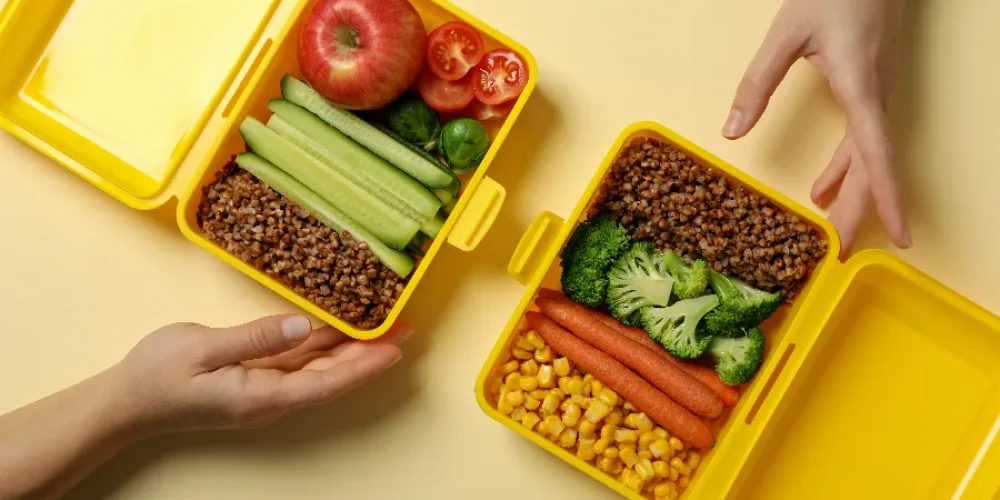 zolte-pudelko-na-lunch-z-kasza-gryczana-i-swiezymi-warzywami_900x600