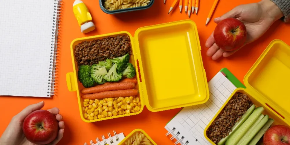 zolte-pudelko-na-lunch-z-pysznym-jedzeniem-i-przybory-szkolne-2025-03-24-22-19-34-utc_900x600